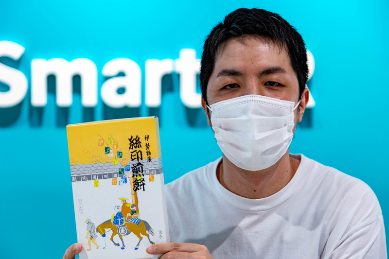 絲印煎餅を持つ森住さん