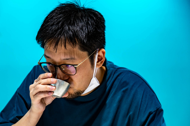 宮の雪を飲む藤井さん