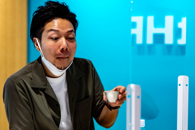 白鷹を飲む芹澤さん