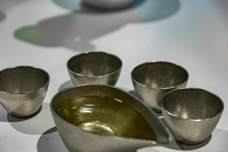 芹澤さんが持参した錫製のおちょこ