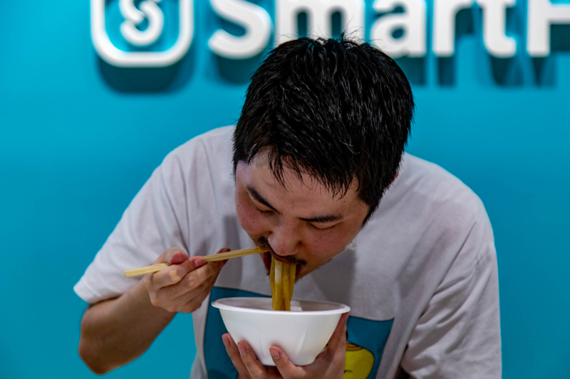 伊勢うどんを食べる森住さん