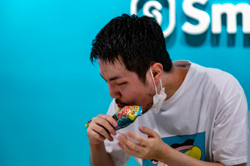 伊勢の大海老棒を食べる森住さん