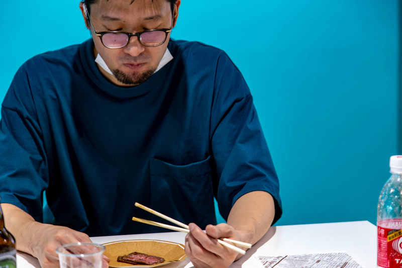 ローストビーフを食べる藤井さん