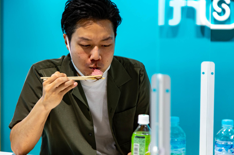 ローストビーフを食べる芹澤さん