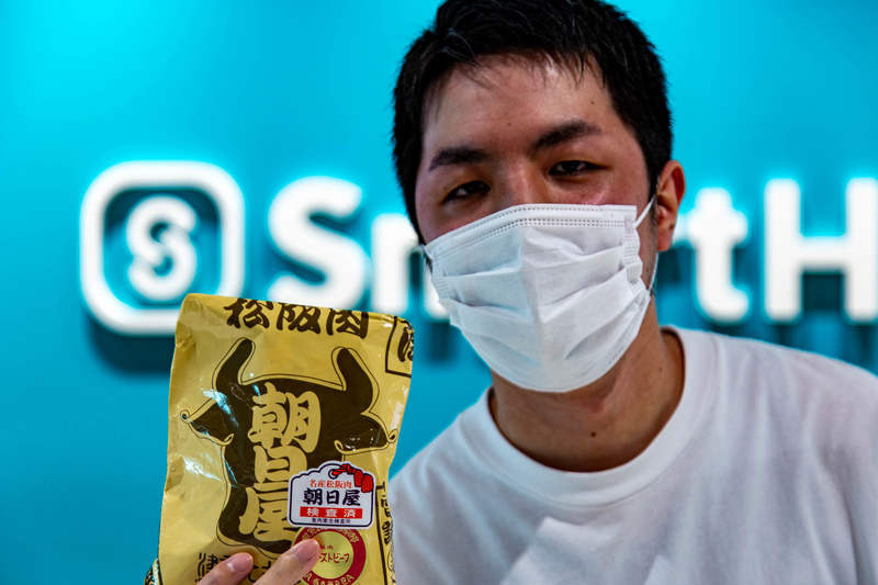 ローストビーフを持つ森住さん