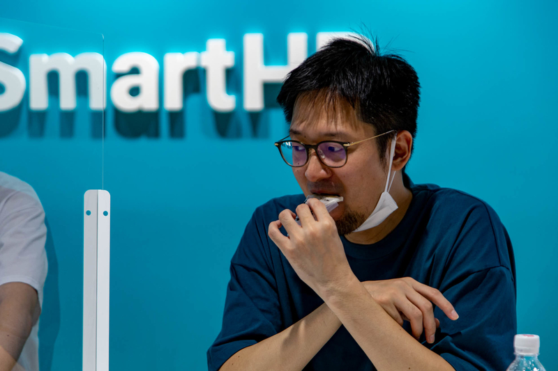 太閤出世餅を食べる藤井さん