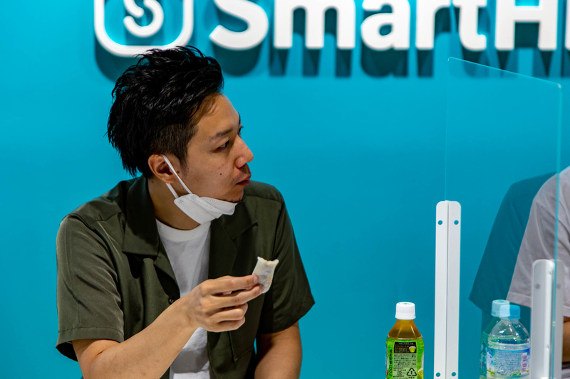 なが餅を食べる芹澤さん