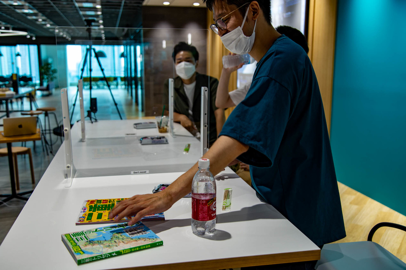 三重県のガイドブックを並べる藤井さん