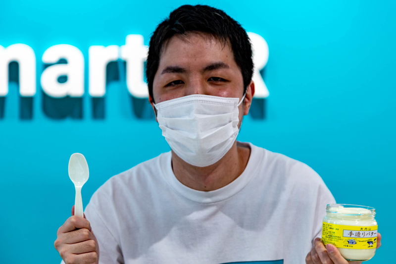 バターを持つ森住さん