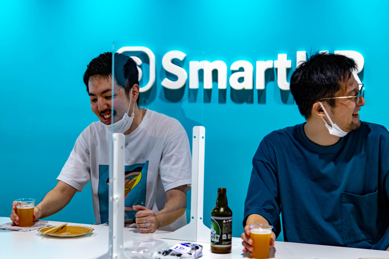 ねこにひきを飲む参加者たち