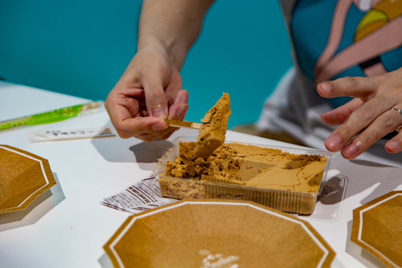 きな粉に埋まっているわらび餅