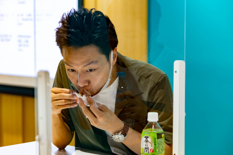 大御神餅を食べる芹澤さん