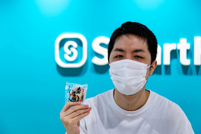 太閤出世餅を持つ森住さん