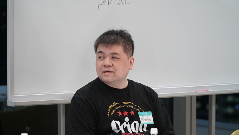 司会の質問に答えるgongoさんの写真