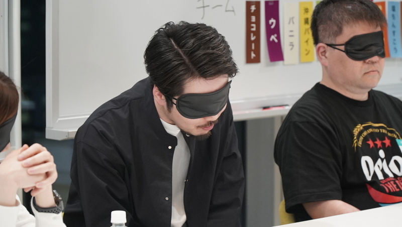 アイマスクをしたまま俯くmorizumiさん