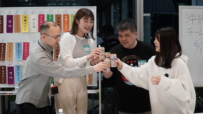 オリオンビールで乾杯する挑戦者たち