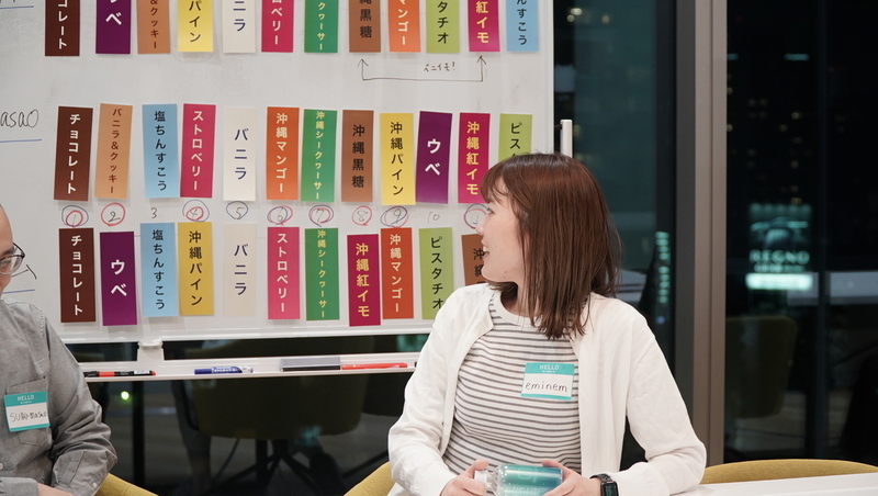 ホワイトボードを見つめながら話すeminemさん