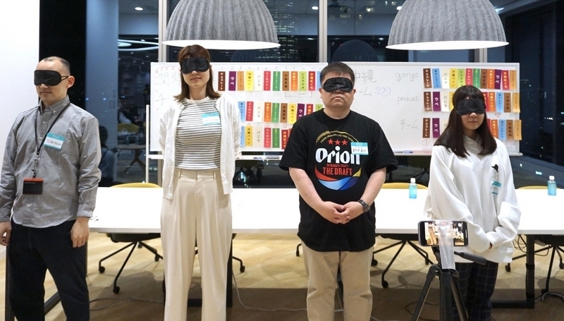 目隠しをして直立する4名の挑戦者