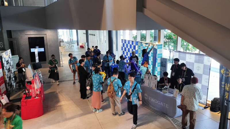 会場をやや上から写した写真。ブルーのアロハシャツを着た人がたくさん写っている。