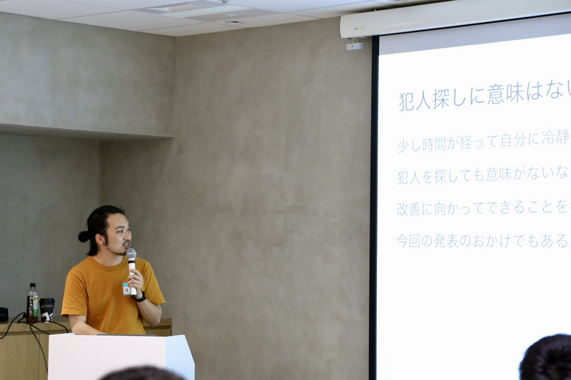 演台で喋る登壇者の写真