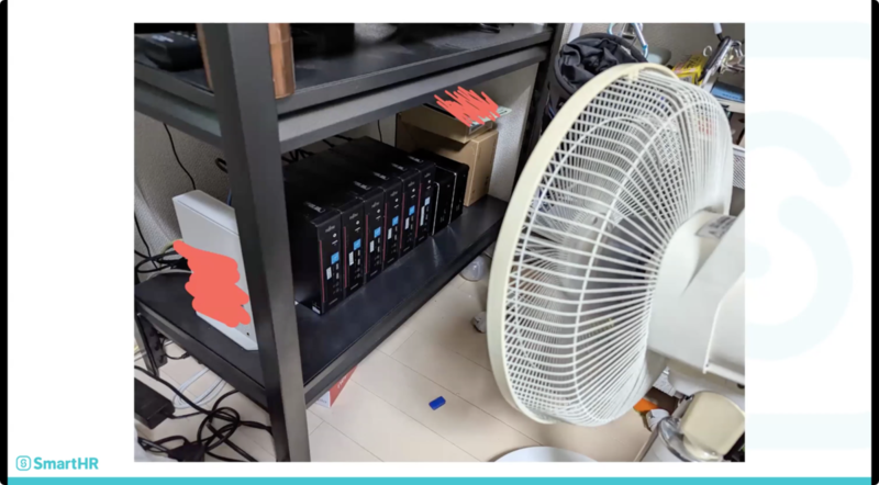 サーバー群に扇風機の風を当てている