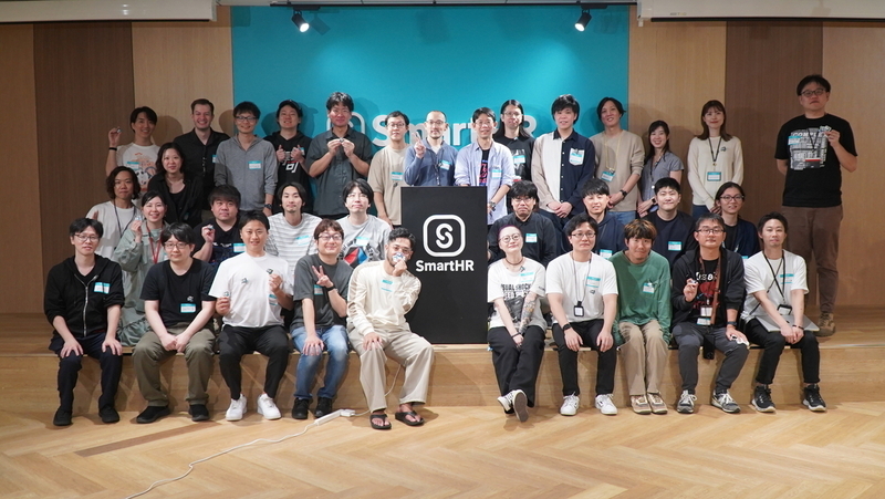 登壇者と参加者による記念撮影