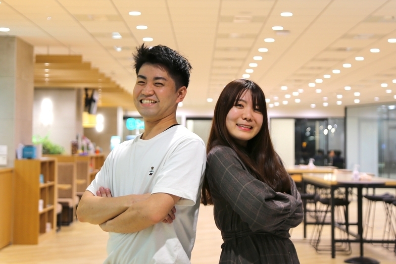 腕組みをして笑顔で立っているおしょうゆさんとなっちゃんさん