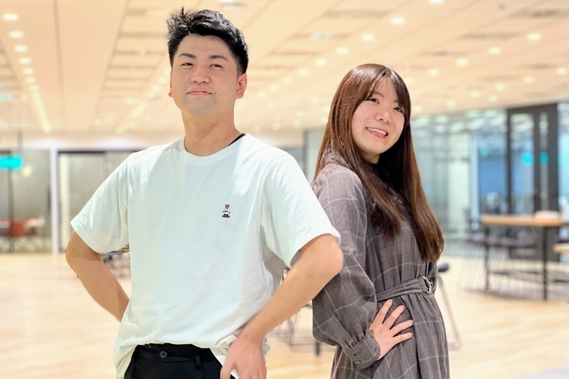 ご自身の腰に手を当ててほこらしげに立っているおしょうゆさんとなっちゃんさん