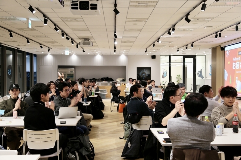 笑顔で拍手する会場の参加者たち