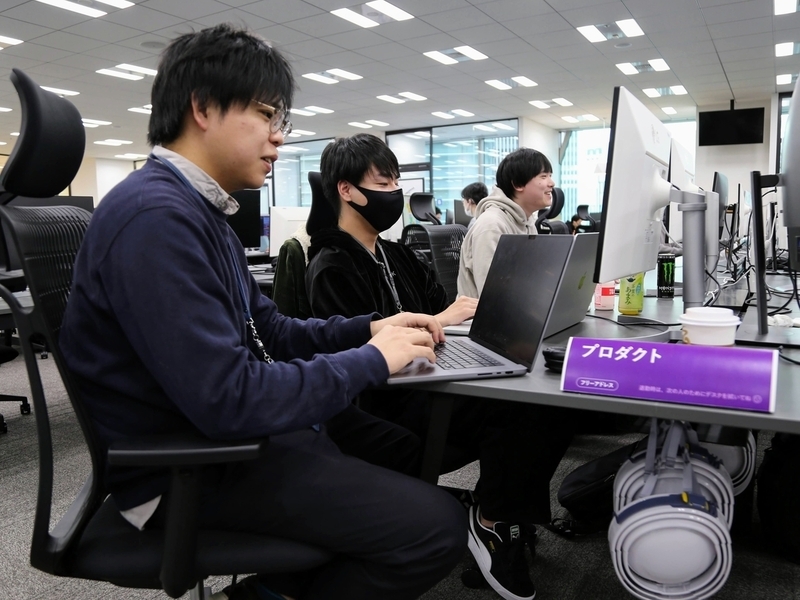3人で並んで作業をしている