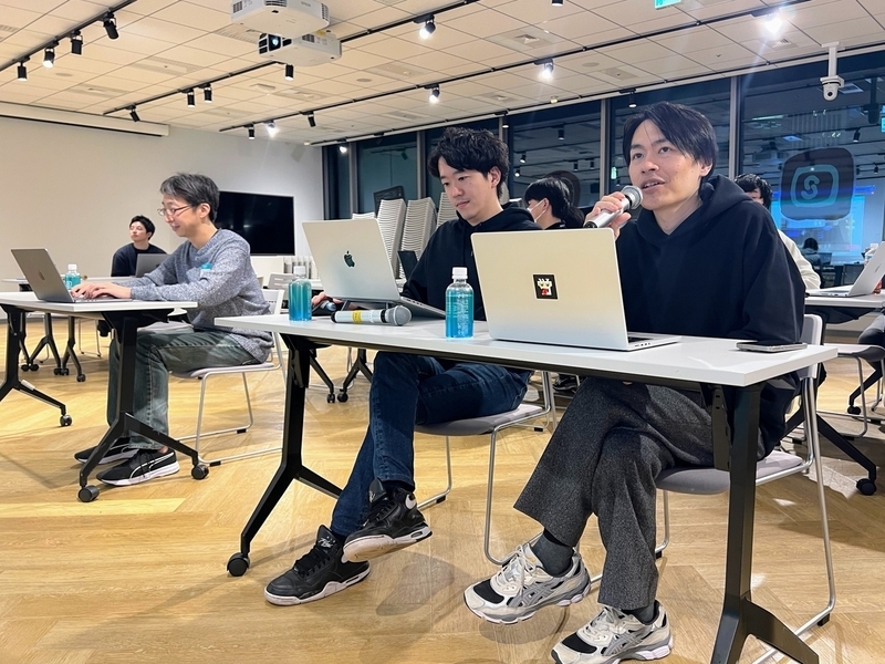 審査員が質問を行っている