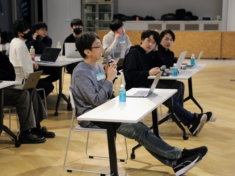 審査員が質問を行っている