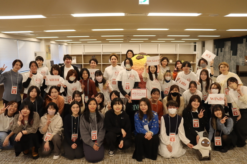 40人ほどの男女の集合写真。