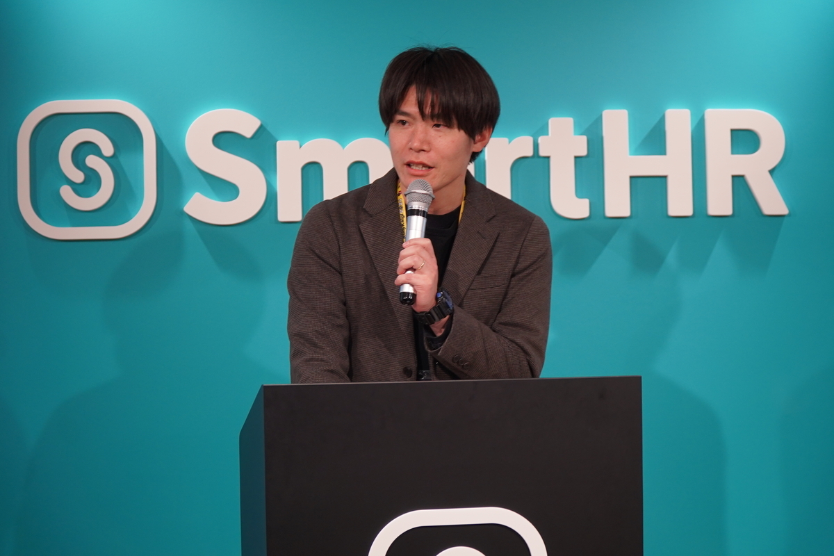 画像中央の壇上で話すshinokuさん