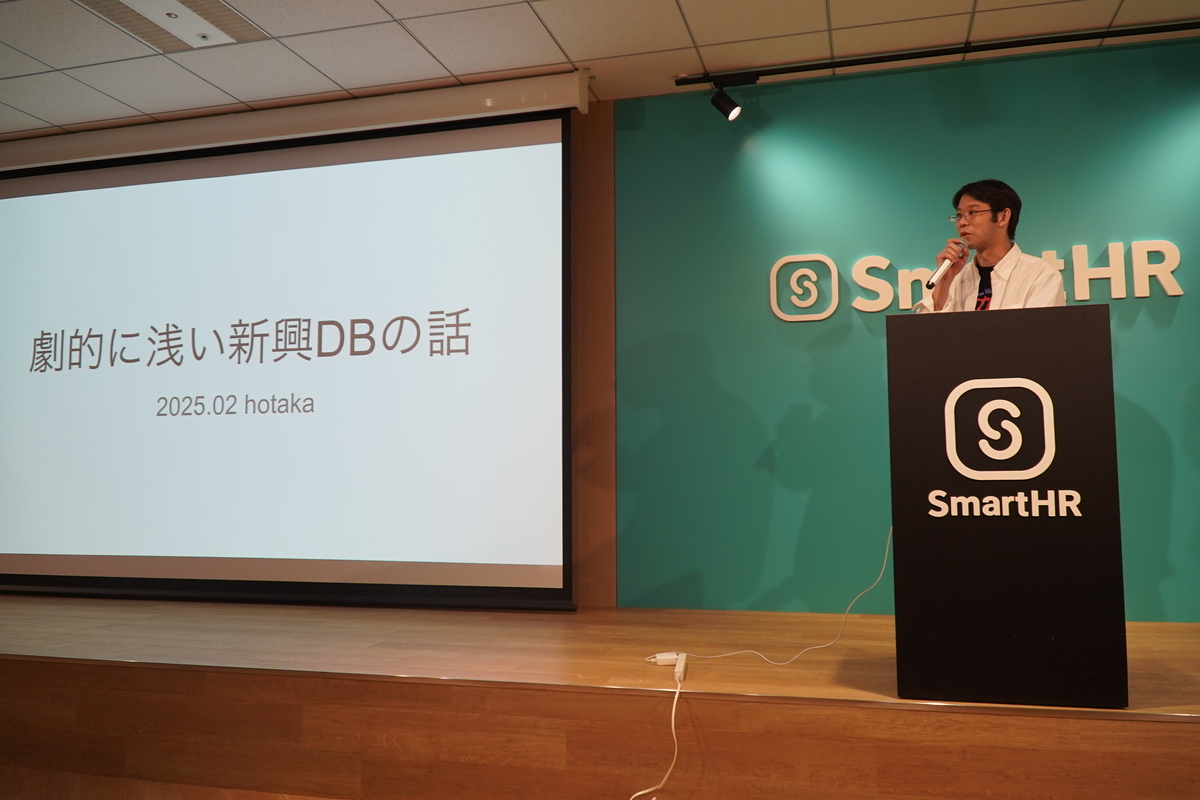 画像中央の壇上で話すhotakaさん