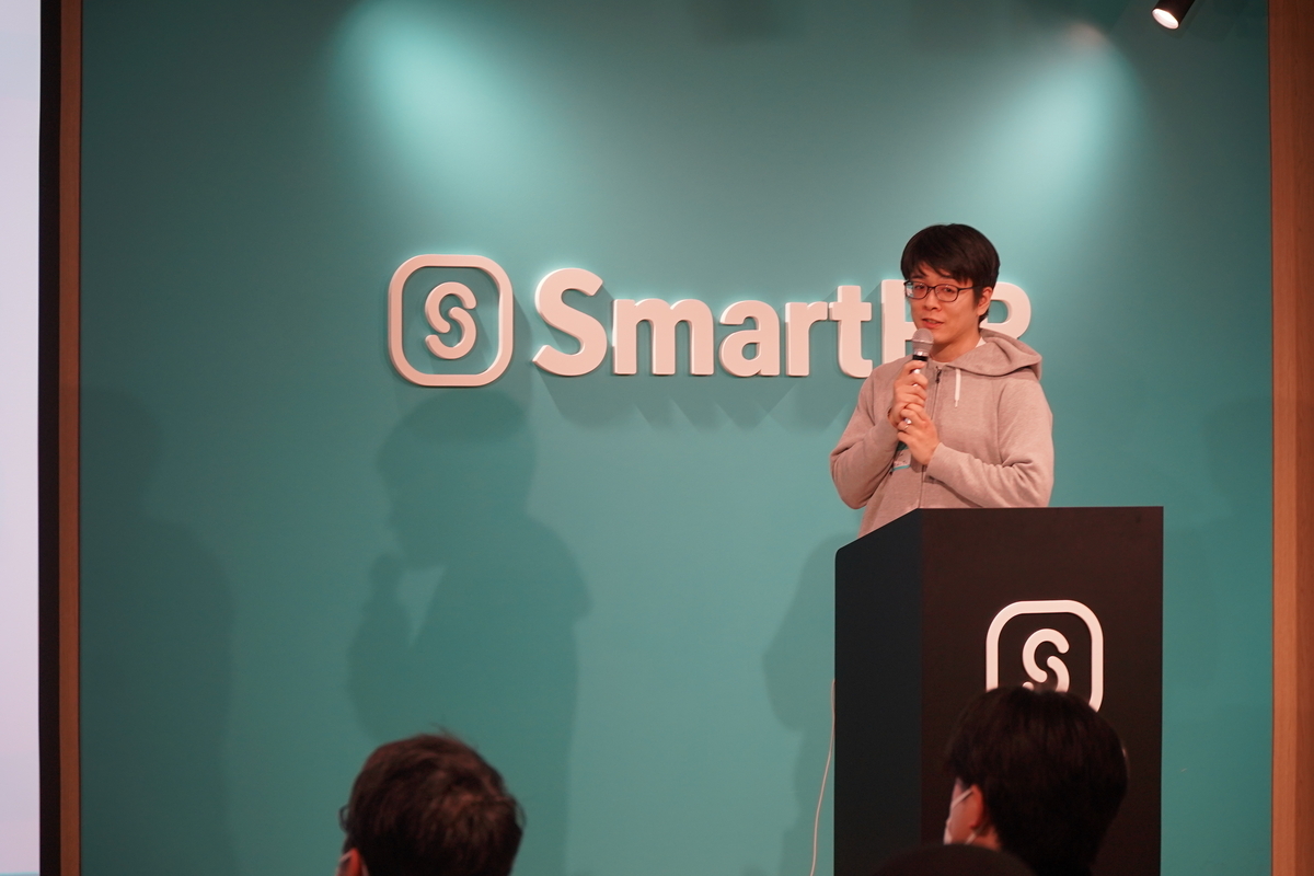 画像中央の壇上で話すbmf-san