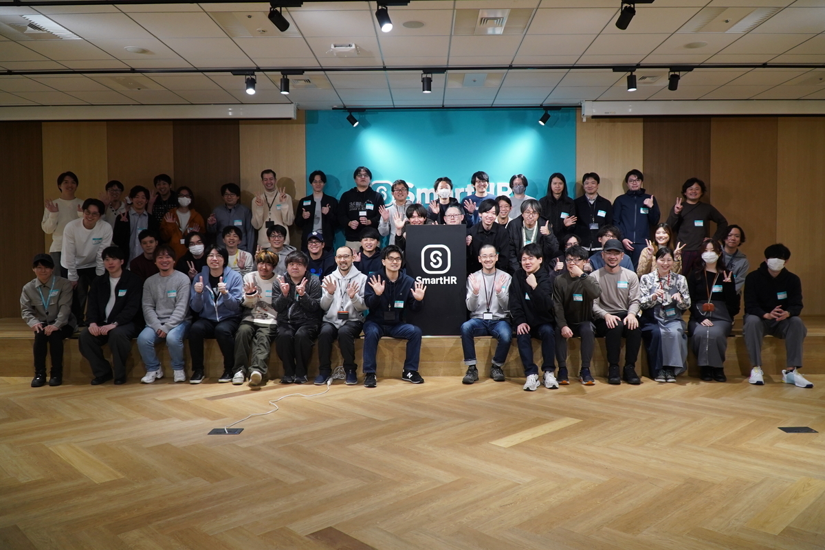 壇上で記念撮影に臨むSmartHRメンバー