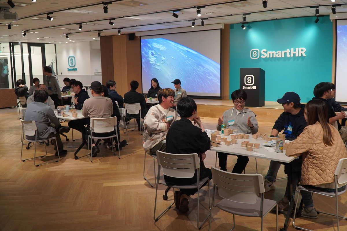 楽しそうに笑いあうSmartHRメンバー