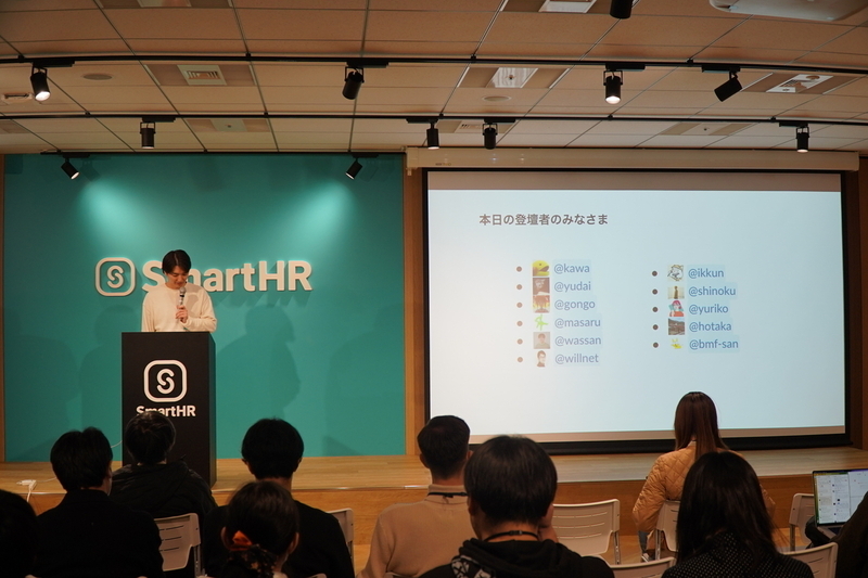 画像中央の壇上で話すsakoさん