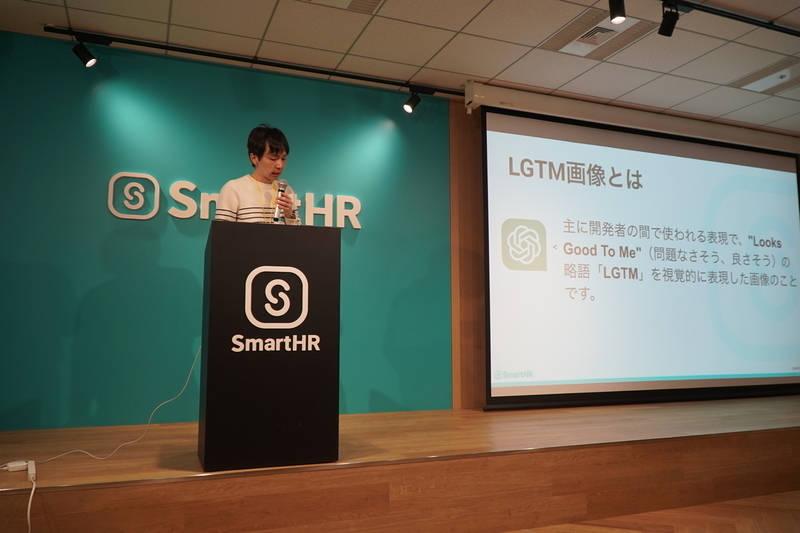 画像中央の壇上で話すkawaさん