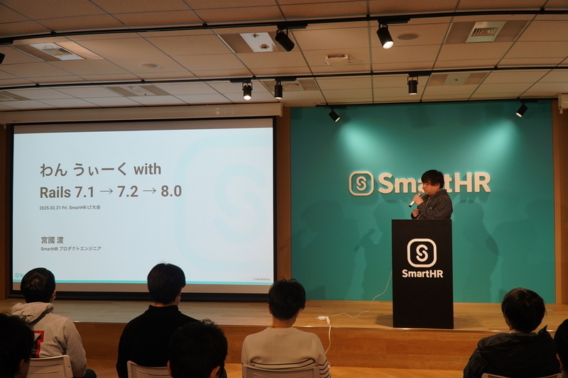 画像中央の壇上で話すgongoさん