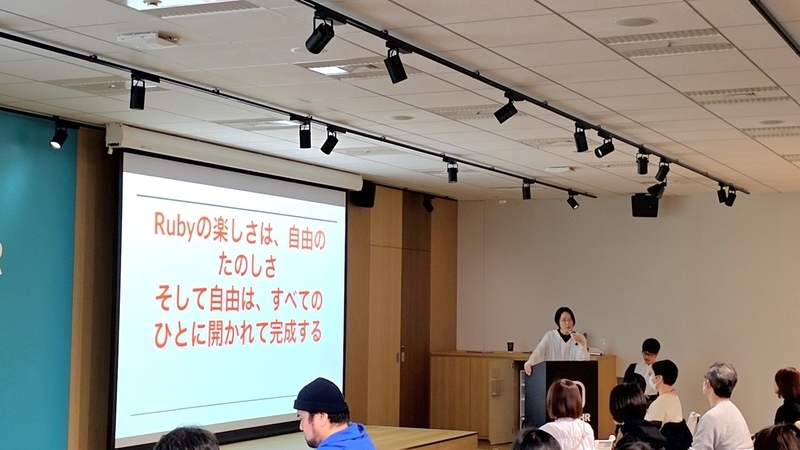 登壇する鳥井雪さん