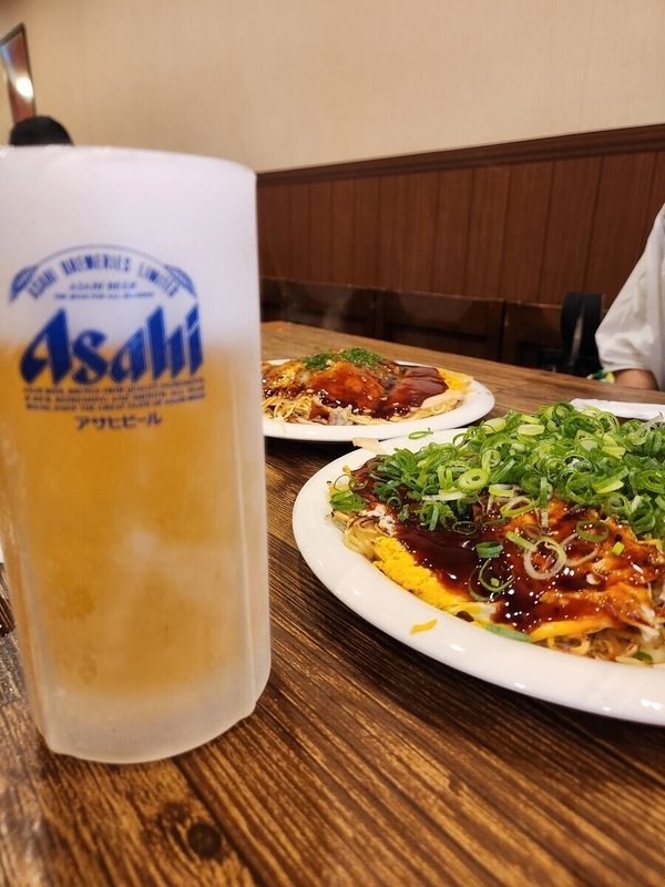 会の翌日、広島市内のとあるお好み焼き屋さんでの、お好み焼きと生ビールを写した写真