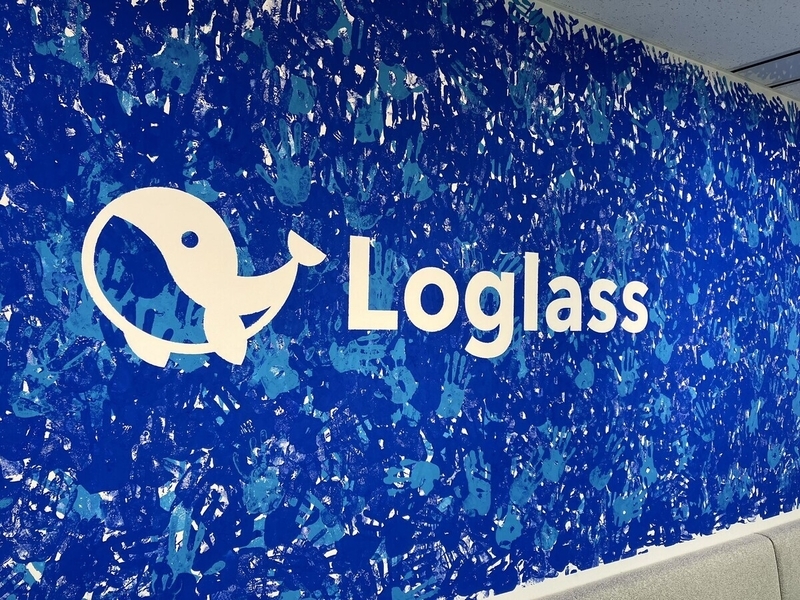 Loglassさんオフィスの素敵な内装の様子。青の背景はよく見ると手形になっていました！