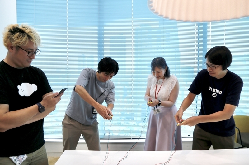 早押しボタンを構える3人の写真