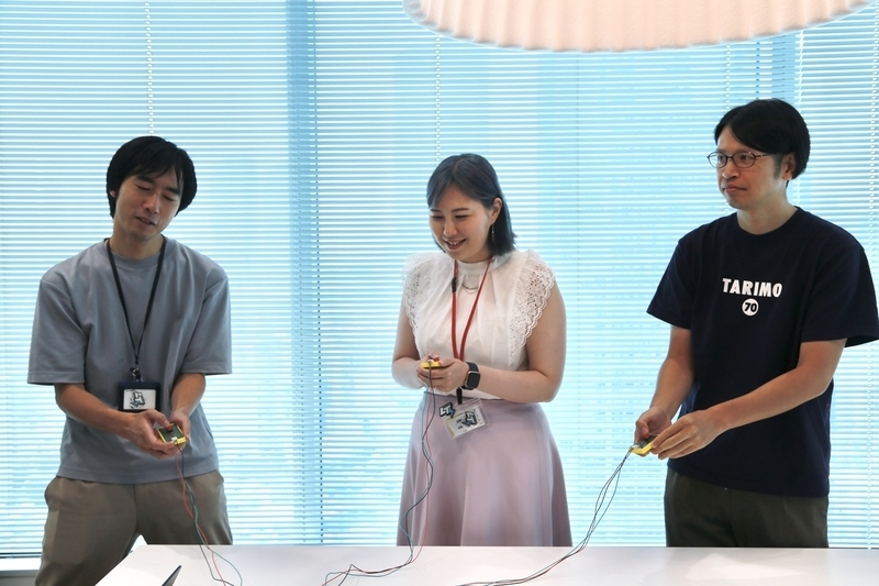 クイズの答えに悩む参加者の写真