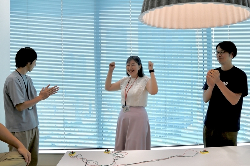 クイズバトルに勝利しガッツポーズするyurikoさんの写真