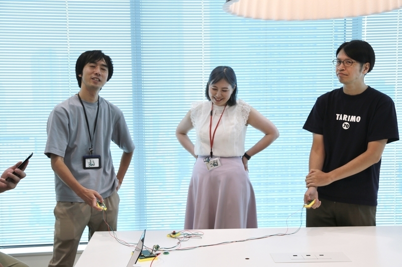 わからない問題に困惑している参加者の写真