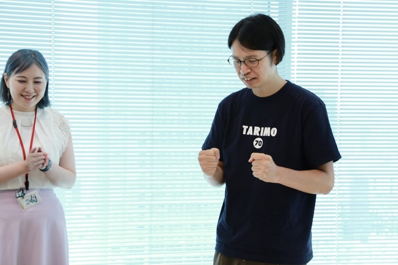 優勝し、ガッツポーズするnomusonさん