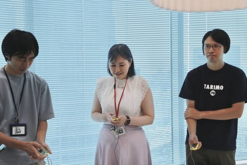 考え込む3人の写真